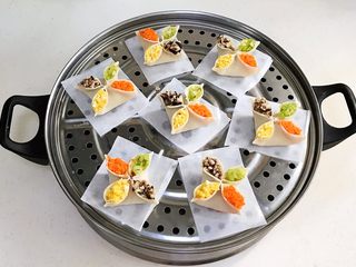 14、四喜蒸饺,包好的饺子依次摆入蒸屉上,记得要垫油纸或蒸布。