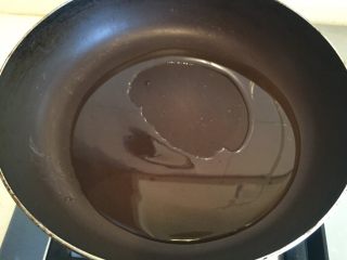 6、香煎土豆饼,锅里放适量油，多一点无妨