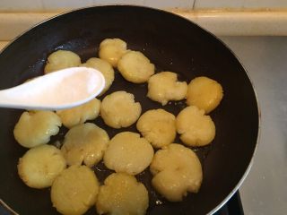 9、香煎土豆饼,撒适量盐（根据自己的口味）