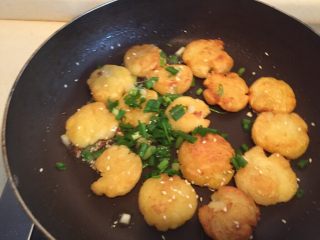 12、香煎土豆饼,撒葱花（要用味精的朋友可以撒些味精）。我是基本不用味精的。喜欢食物的原汁原味