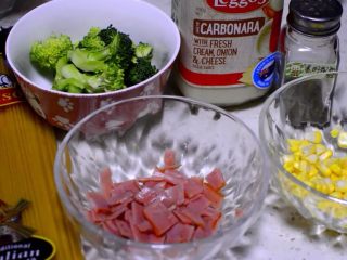 1、西兰花培根白汁意面,准备好所需食材，然后把需要的培根切丁、西兰花切小朵、玉米粒掰好备用。