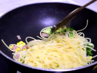 7、西兰花培根白汁意面,最后加入意面。