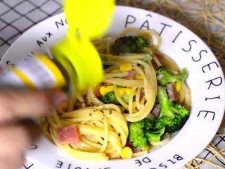 12、西兰花培根白汁意面,最后撒些罗勒碎，提味也更美观。