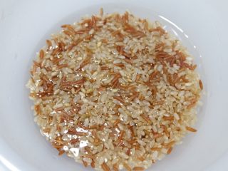 3、低脂营养减肥—双米杂蔬炒饭,用水淘洗干净。