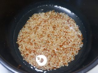 4、低脂营养减肥—双米杂蔬炒饭,将淘洗干净的米放入电饭煲，加入130g的水，用常规白米饭的方式将其煮熟。