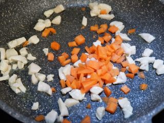 13、低脂营养减肥—双米杂蔬炒饭,再放入胡萝卜