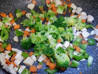 15、低脂营养减肥—双米杂蔬炒饭,最后放西兰花。将所有蔬菜翻炒片刻。