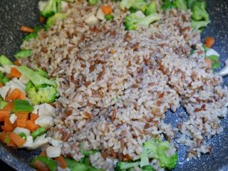 16、低脂营养减肥—双米杂蔬炒饭,加入蒸好的米