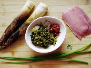 1、春日识鲜之雪菜肉丝春笋面,准备食材，清洗干净。