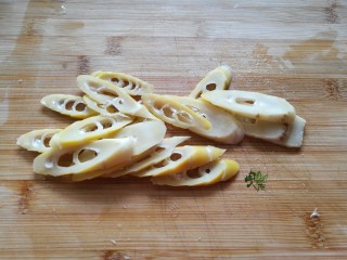 3、春日识鲜之雪菜肉丝春笋面,捞出后切成片。