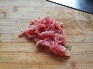 4、春日识鲜之雪菜肉丝春笋面,里脊切成肉丝。