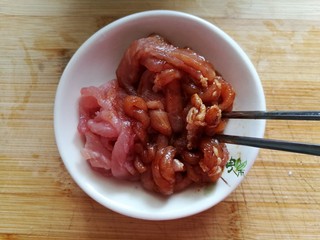 5、春日识鲜之雪菜肉丝春笋面,拌入少许老抽上色。