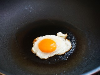 6、春日识鲜之雪菜肉丝春笋面,煎个鸡蛋，备用做配菜。