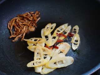 8、春日识鲜之雪菜肉丝春笋面,放入剁椒和笋片翻炒一下。