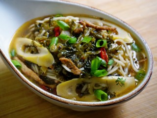 12、春日识鲜之雪菜肉丝春笋面,盛出撒上小葱即可。