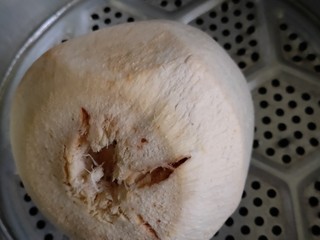 1、自制年夜饭饮料-------椰肉牛奶热饮,蒸锅内倒入适量水，喝完椰浆的椰壳放入蒸锅内，盖上盖子蒸20分钟