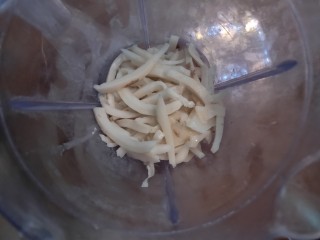 3、自制年夜饭饮料-------椰肉牛奶热饮,切好的椰子肉放入豆浆机里，倒入适量的牛奶，打成细腻的牛奶椰子汁倒入煮锅内