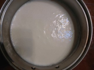 4、自制年夜饭饮料-------椰肉牛奶热饮,倒入适量白砂糖，开火煮至白糖融化关火即可