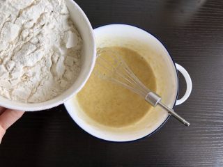 5、香蕉蛋饼,少量多次加入面粉