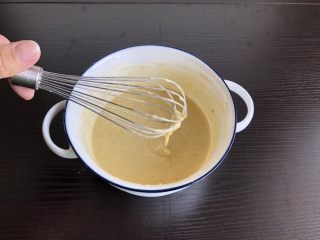 6、香蕉蛋饼,搅拌成无颗粒的浓稠面糊