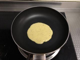 7、香蕉蛋饼,不粘锅不放油，倒入适量面糊，摇动锅把手将面糊摊匀