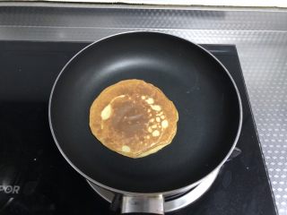 9、香蕉蛋饼,超小火再煎1分钟左右即可