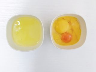 2、超松软黑米糕,鸡蛋清和鸡蛋黄分离（鸡蛋清里不能有一丝鸡蛋黄都会影响蛋清打发）