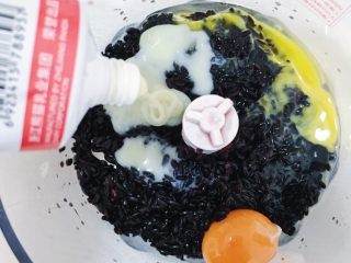 6、超松软黑米糕,炼乳