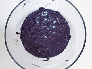 8、超松软黑米糕,将搅打好的黑米泥倒在容器备用