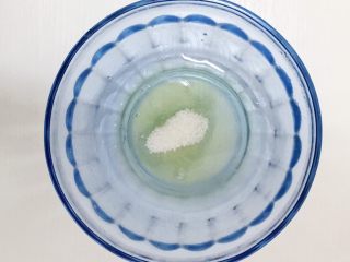 9、超松软黑米糕,加入二分之一的白砂糖