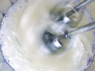 10、超松软黑米糕,打发至湿性发泡