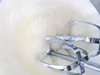 11、超松软黑米糕,倒入剩余的白砂糖