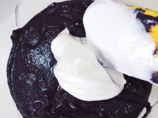 13、超松软黑米糕,取三分之一打发好的蛋清加入黑米面糊中