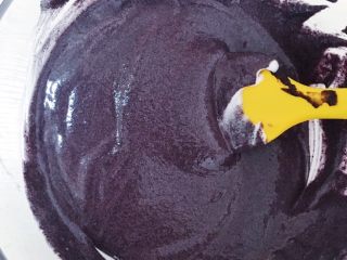 14、超松软黑米糕,快速翻拌均匀（不要顺时针方向搅拌 容易使蛋清消泡 导致成品失败）