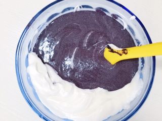 16、超松软黑米糕,将拌好的面糊倒在剩余的蛋白糊