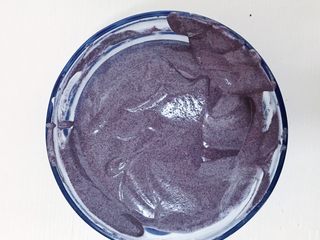 17、超松软黑米糕,翻拌均匀