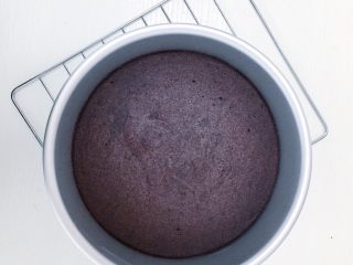 22、超松软黑米糕,蒸好的黑米糕表面平整光滑