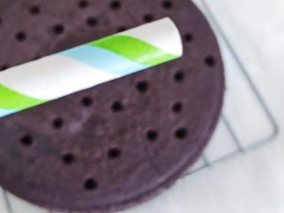 26、超松软黑米糕,用吸管往黑米糕“身上”戳出洞洞 很像煤球是不是呀