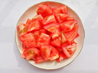 1、好吃到放弃减肥的番茄鸡蛋粉,准备好所有食材，番茄切小块，葱蒜切碎，鸡蛋打散。