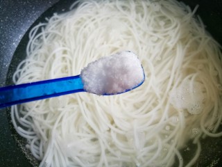 13、好吃到放弃减肥的番茄鸡蛋粉,加一勺盐煮熟。。