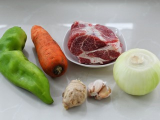 1、溜肉段,准备好所需主食材