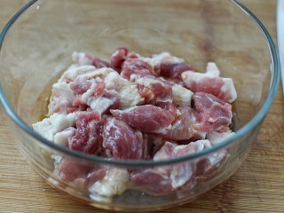 3、溜肉段,将肉放入容器中，调入生抽、料酒、鸡蛋清和少许盐