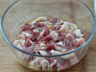 4、溜肉段,抓拌均匀腌制十分钟