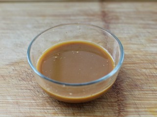 7、溜肉段,调酱汁:把所有酱汁材料混合搅拌均匀