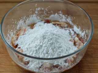 8、溜肉段,将50克玉米淀粉倒入腌制好的肉段中