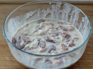 9、溜肉段,再分次少量的加入清水，搅拌均匀成糊状