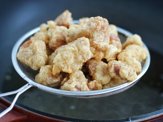 11、溜肉段,炸至肉段表皮变硬捞出控油