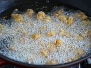 12、溜肉段,再次升高锅中油温，放入肉段复炸一遍捞出控油