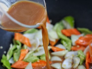 15、溜肉段,倒入调好的酱汁煮至冒泡状态