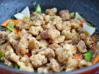 16、溜肉段,将肉段放入锅中